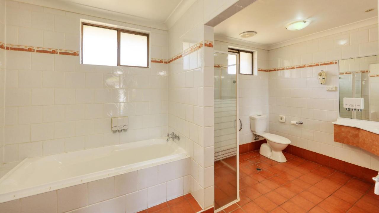 James Street Motor Inn Тувумба Экстерьер фото