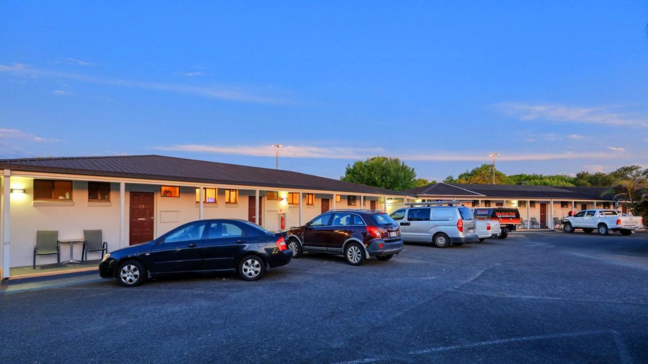 James Street Motor Inn Тувумба Экстерьер фото