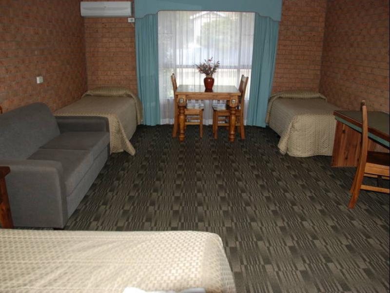 James Street Motor Inn Тувумба Экстерьер фото