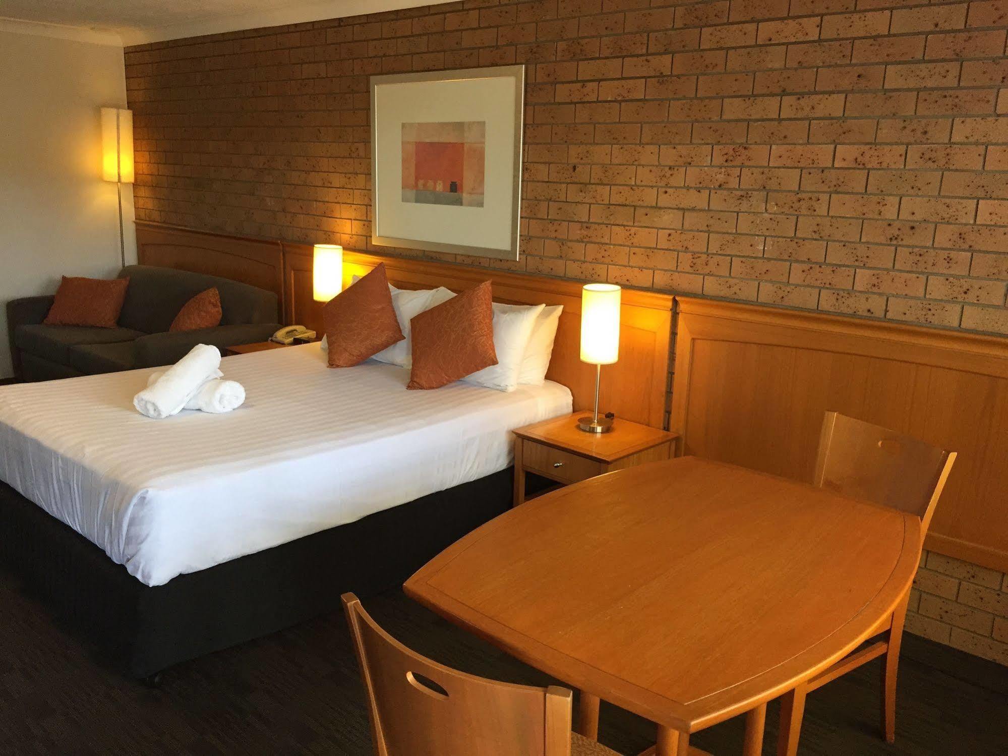 James Street Motor Inn Тувумба Экстерьер фото